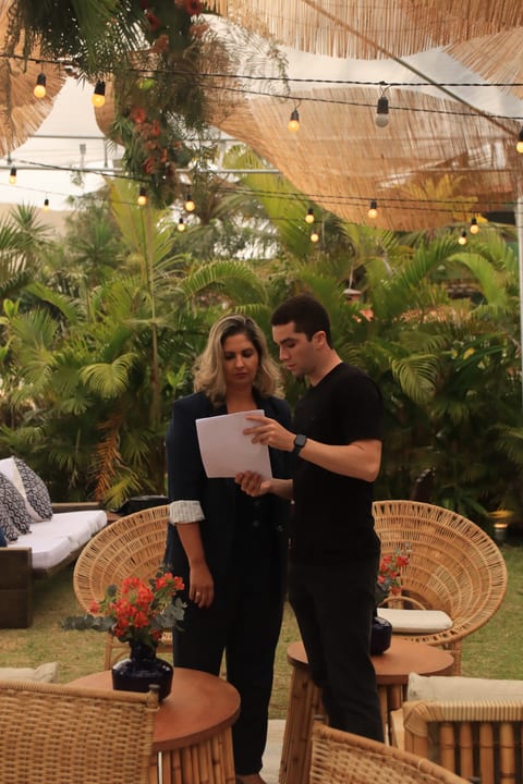 Guilherme Bastos passando o roteiro com a cliente antes da gravação